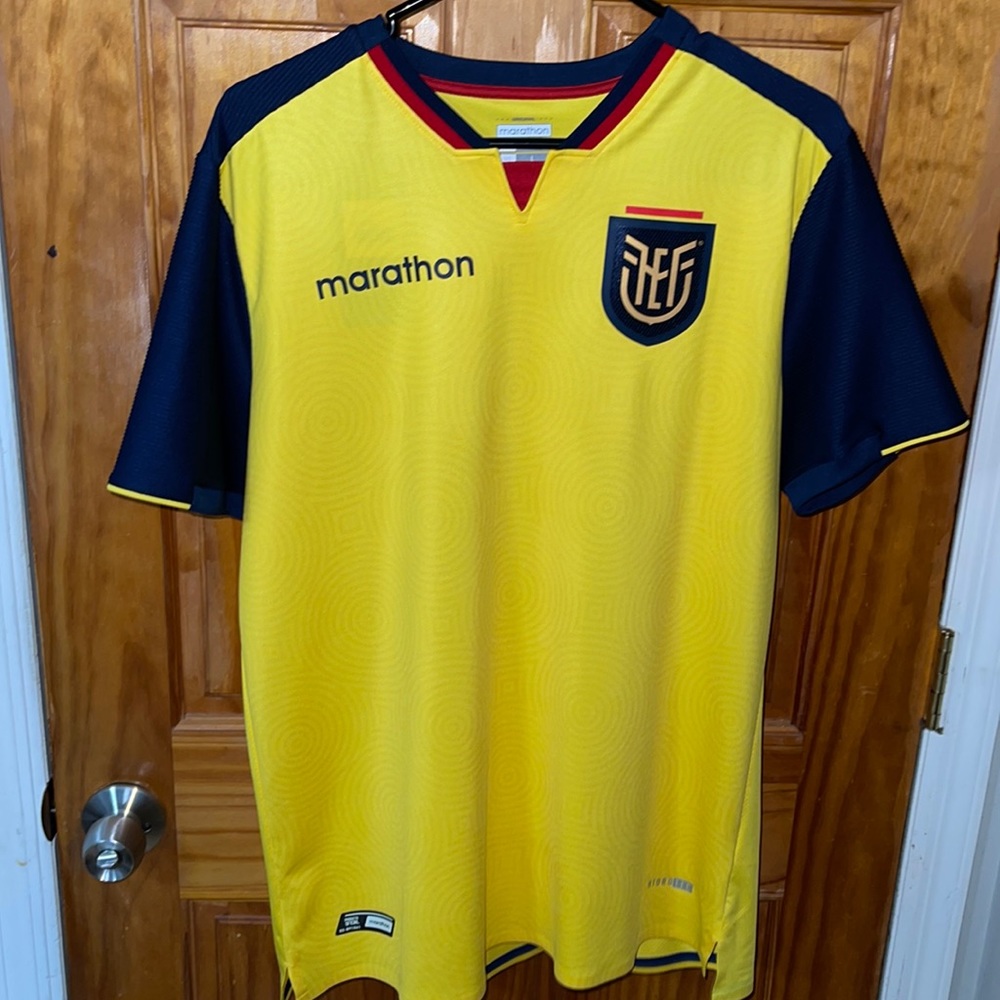 ECUADOR HOME WORLD CUP KIT BRAND NEW